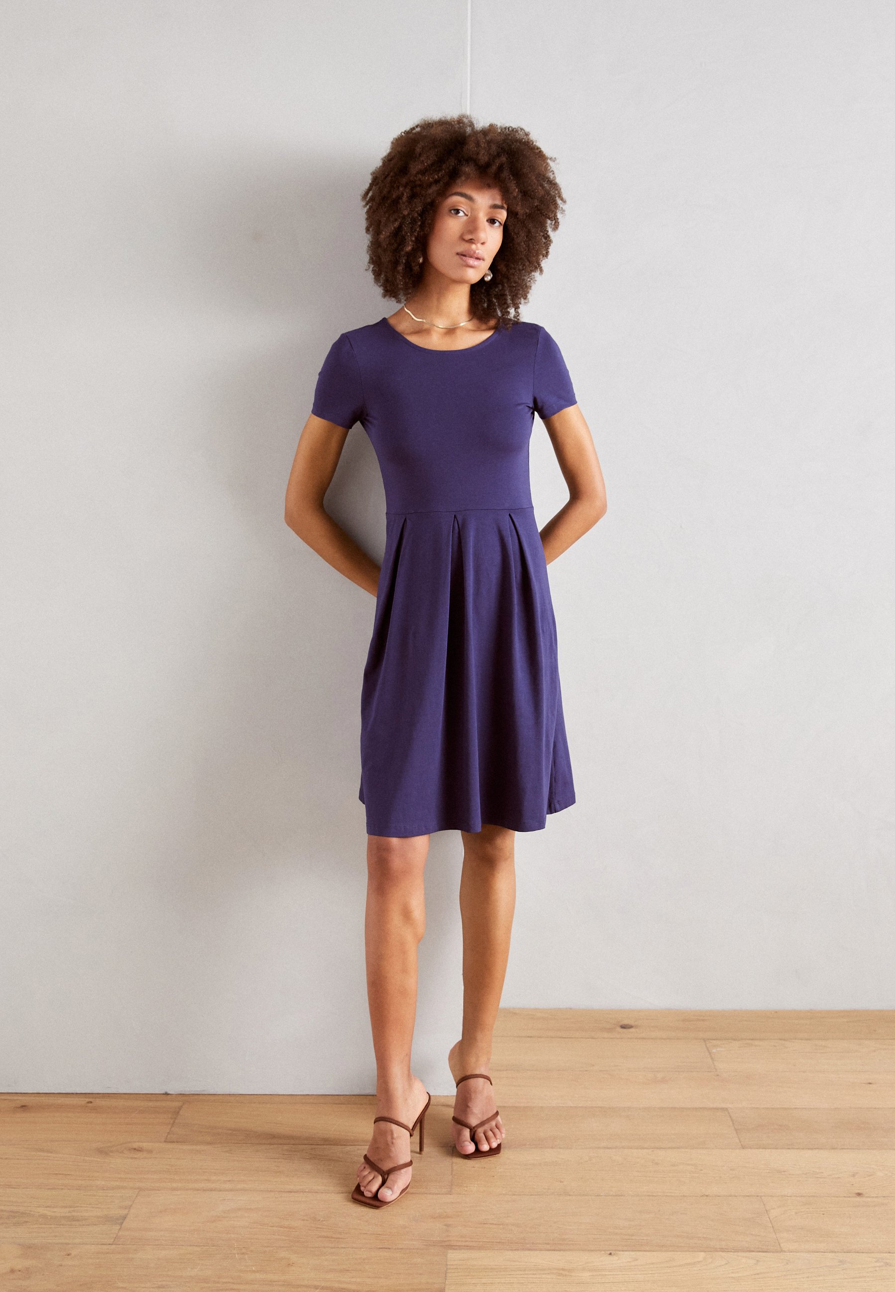 Knielange kleider eng Clearance